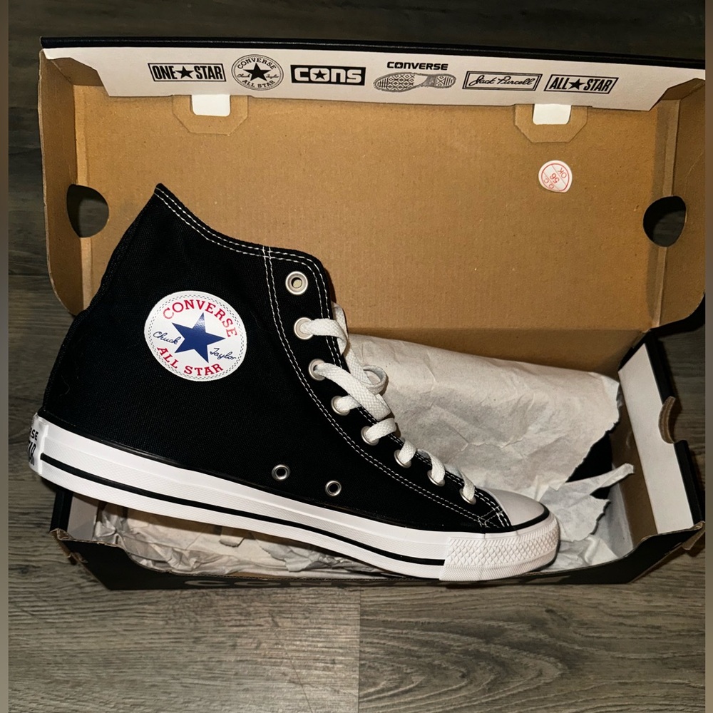 Unisex converse chuck taylors never worn